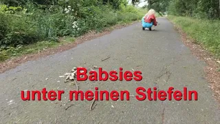 Babsie dolls under my boots - Babsie-Püppchen unter meinen Stiefeln