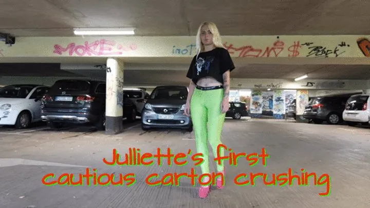 Julliette's first cautious carton crushing - Julliettes erstes vorsichtiges Zertreten von Kartons