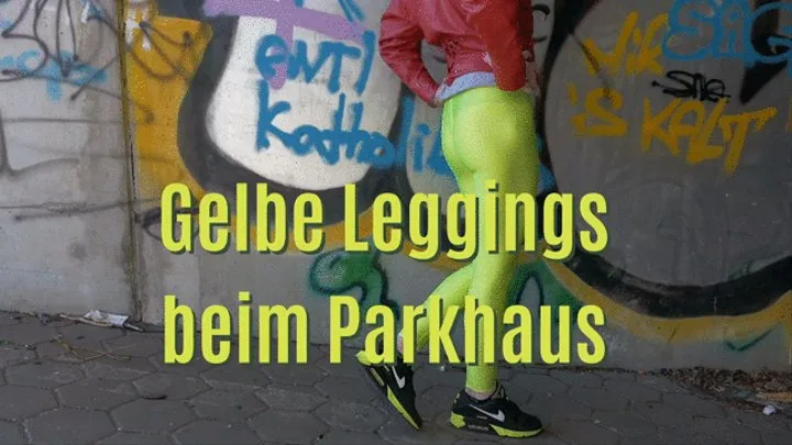 Yellow leggings by the parking garage - Gelbe Leggings beim Parkhaus