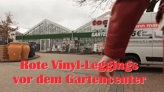 Red vinyl leggings in front of the garden centre - Rote Vinyl-Leggings vor dem Gartencenter