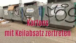 Crushing boxes with wedge heels - Kartons zertreten mit Keilabsatz