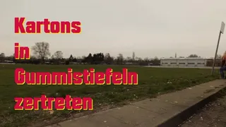 Crushing cartons in wellies - Kartons in Gummistiefeln zertreten