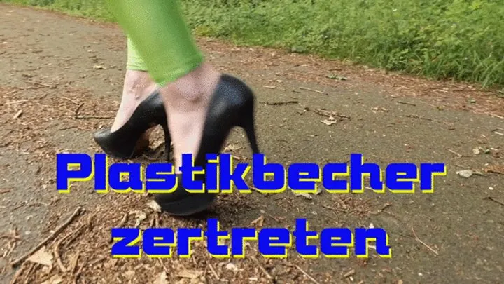 Crush cups with heels - Becher mit Absätzen zerdrücken