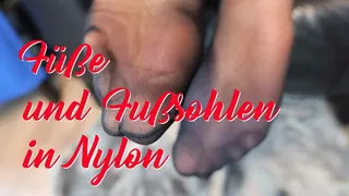 Feet and soles in nylons - Füße und Fußsohlen in Nylons