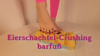 Crushing egg cartons barefoot - Eierkartons barfuß zertreten