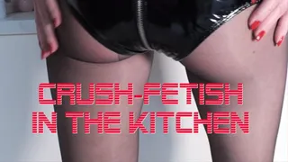 Crush-fetish in the kittchen - Crush-Fetisch in der Küche