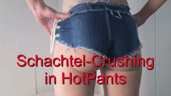Box Crushing in Hot Pants - Schachtel Crushing in Hot Pants