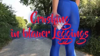 Crushing in blue leggings - Crushing in blauer Leggings