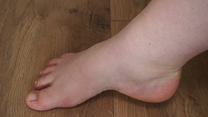 Wide Feet Worship: SIZE 40 Nudity - Loser Attention!