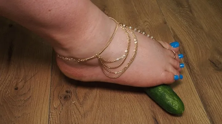 #2 Foot BBWs play with cucumber - Blue pedicure (no talking)