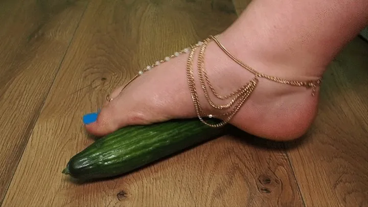 #1 Foot BBWs play with cucumber - Blue pedicure (no talking)