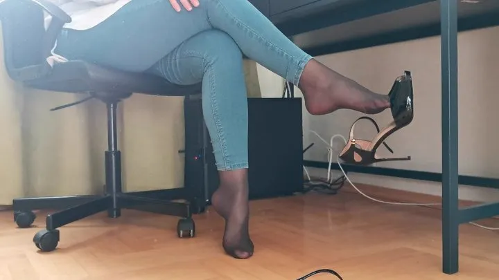 Sexy footplay in skinni jeans stinky pantyhose and opened toes high heels