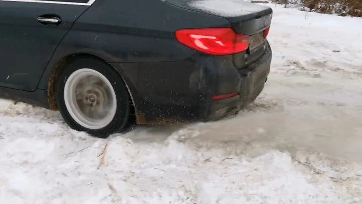 Absolutely crazy drift in BMW 520 on the snow