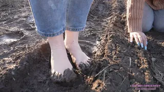 AURORA - Eat the dirt off my feet, bitch!