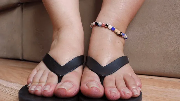 Dolce Amaran in a perfect toes wiggling vid using black wedge flip flops and natural nails - -TOES WIGGLING - FLIP FLOPS -NATURAL NAILS - TOES JOB