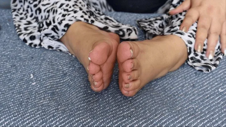 Dolce feet care moment - - - BBW - BAREFEET - FEET CARE - MOISTURIZING - GOLDEN NAILS - FINGER NAILS - FEET FETISH - WIIGLING TOES - SOLES