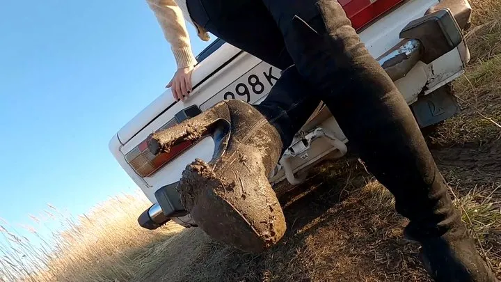 30 RGS Tanya stuck in mud, problem starting the car, dirty boots