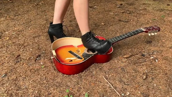 CRUSH Crush guitar with high heels