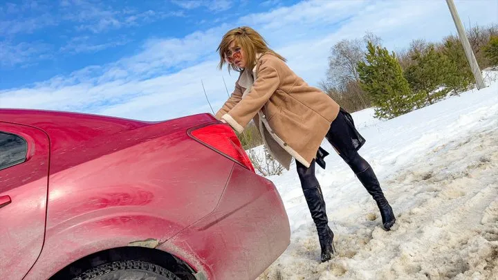 CAR STUCK Novice driver stuck in parking lot