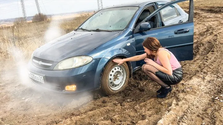 CAR STUCK Trouble on a dirt road