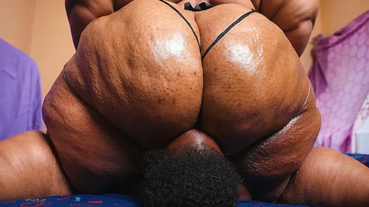 Slave for ssbbw Fariah's massive buttocks