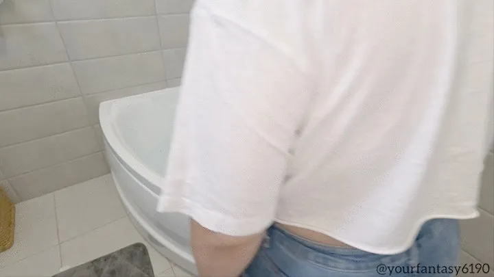 Bathtub bubbly farts in tight hot jeans