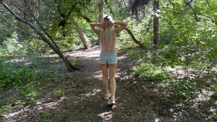 She showed her face in glasses! Natural tits and ass in nature!