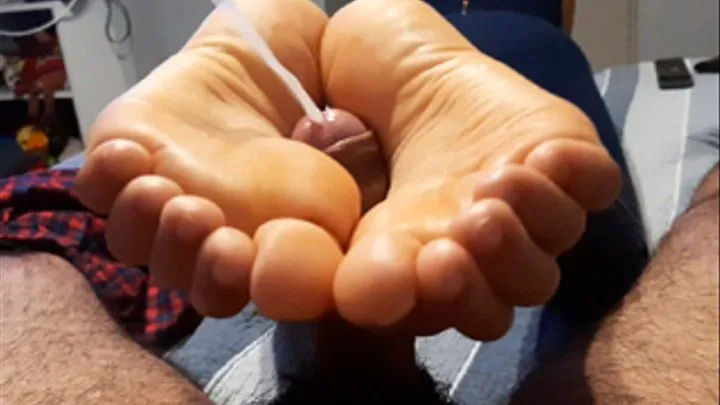 I want a huge cumshot on my feet