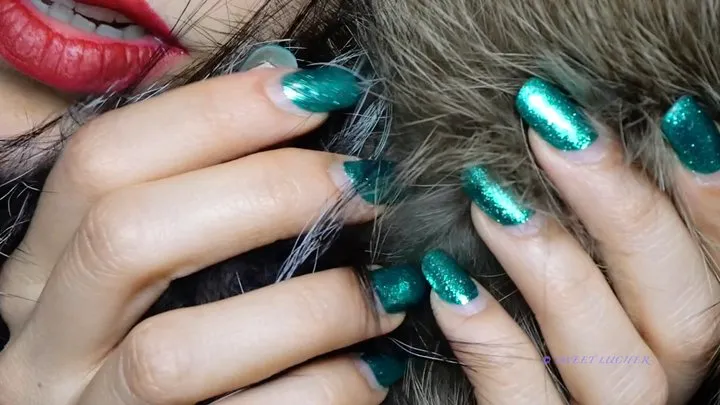 Luxury mesmerize: fur fox and shiny nails