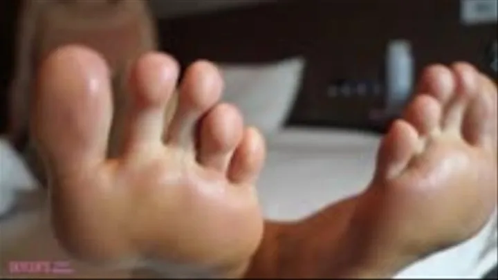 Skylar's Footjob And Toe Pinching