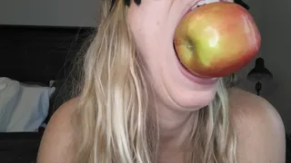 Big teeth bites of the apple