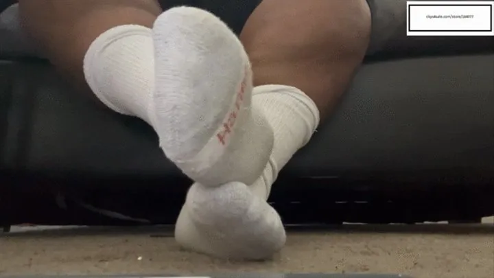 Mscumlicious84 Itches feet in mismatched hanes socks