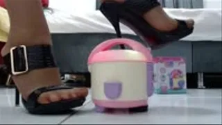 crushing very hard a rice cooker in my highheels and sandals with nude nylons pantyhose
