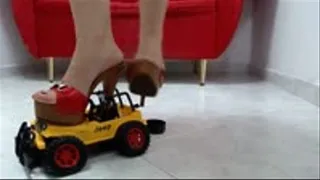 crush a toy Jeep model with reed wooden platform heels