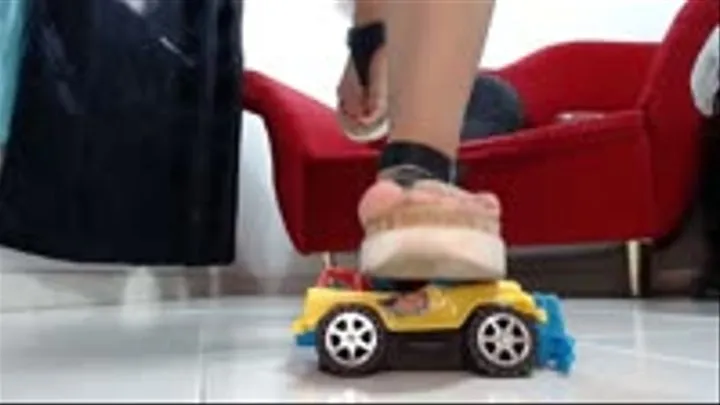 Crushing crush a Jeep i am a human carpress no chance for this toycar Jeep heels sandals