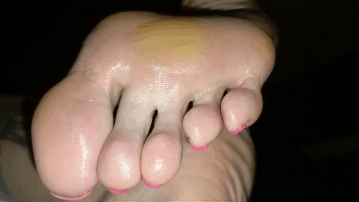 Caroline - Teasing urethra with her toenails and cumming on her soles