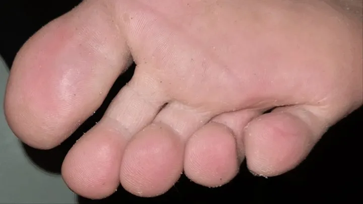 Maria - Cleaning toe jam from between her toes and cumming on her feet [foot worship, footjob, dirty feet]