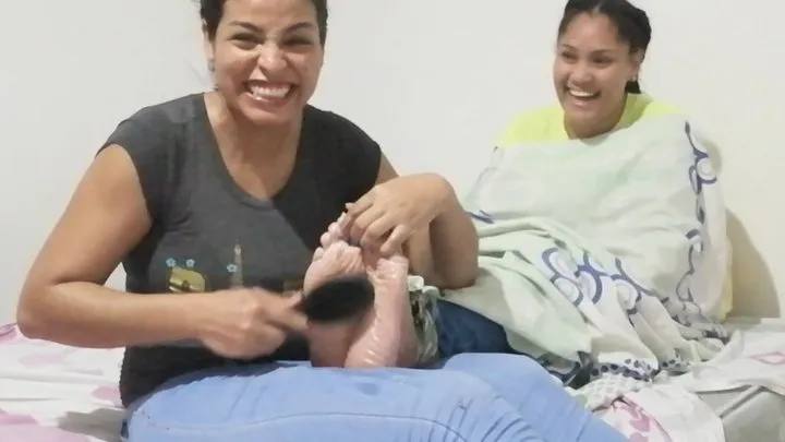 Ceci tickles Genesis Vanesa's feet