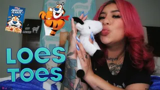 Loes Toes gives Tony The Tiger an epic footjob!