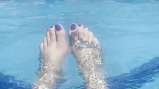 Swimming pool feet