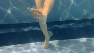 Taylor Shows Off Her Feet in The Pool