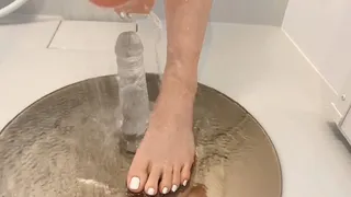 Taylor Gives a Footjob in the Shower