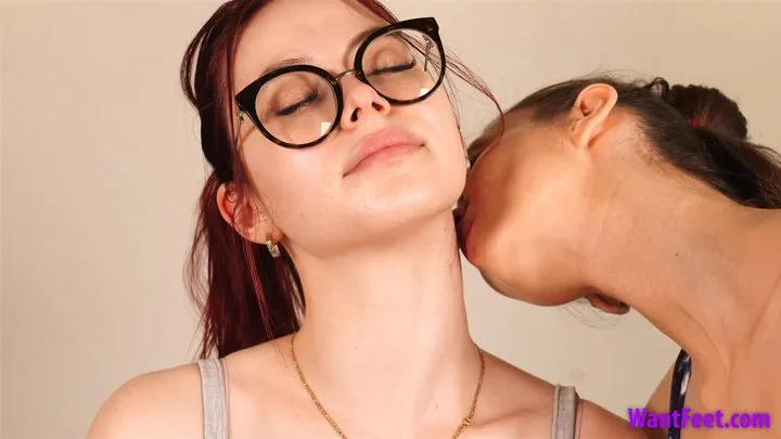 Extreme Neck Licking - Lesbian