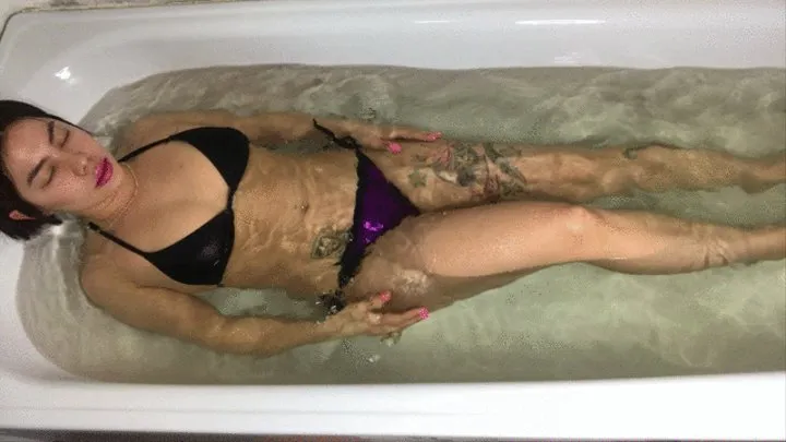 Lea Coco is farting in a bathtub and selling smelly water