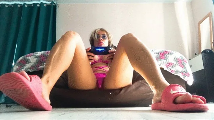 Giantess Lea playing PS4! 10, 20, 30, 35 seconds farts!