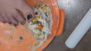 Wet and messy bbw feet in squelchy cake