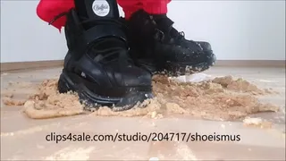 Slowmotion biscuit crushing with water in Buffaloshoes Part 4