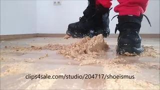 Slowmotion biscuit crushing with water in Buffaloshoes Part 3