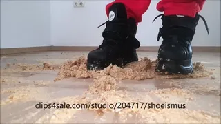 Slowmotion biscuit crushing with water in Buffaloshoes Part 2