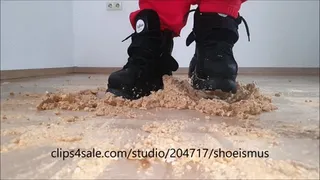 Slowmotion biscuit crushing with water in Buffaloshoes Part 1